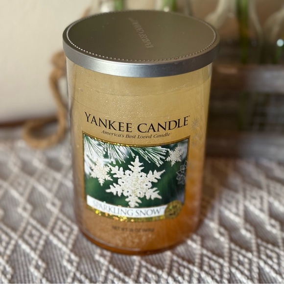 Yankee Signature Large Candle SPARKLING SNOW Scented 2 WICK 20 oz Jar. - Picture 1 of 4